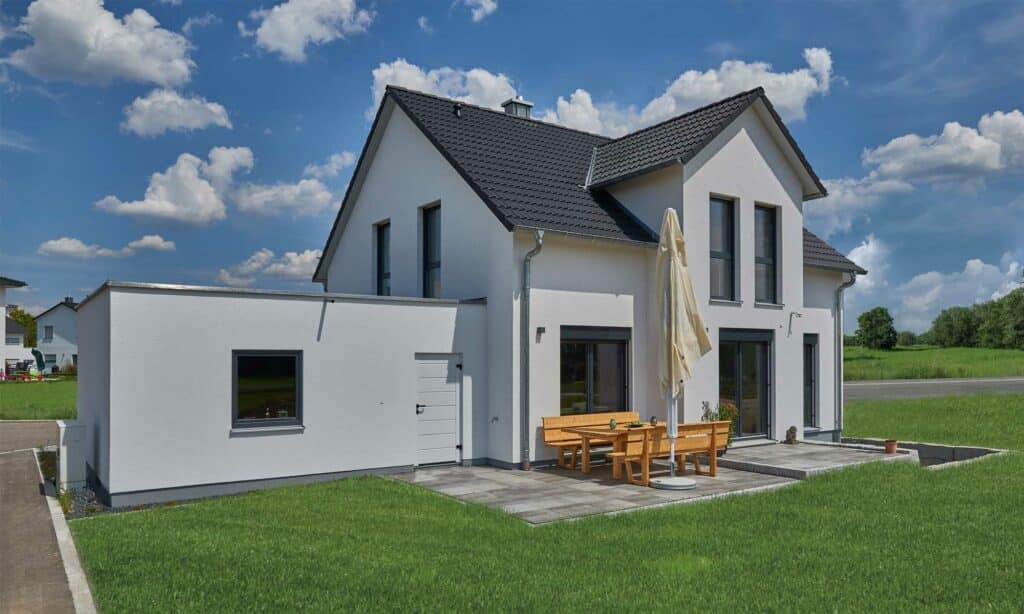 Garten und Terrasse Haus Friedel von Fertighaus WEISS