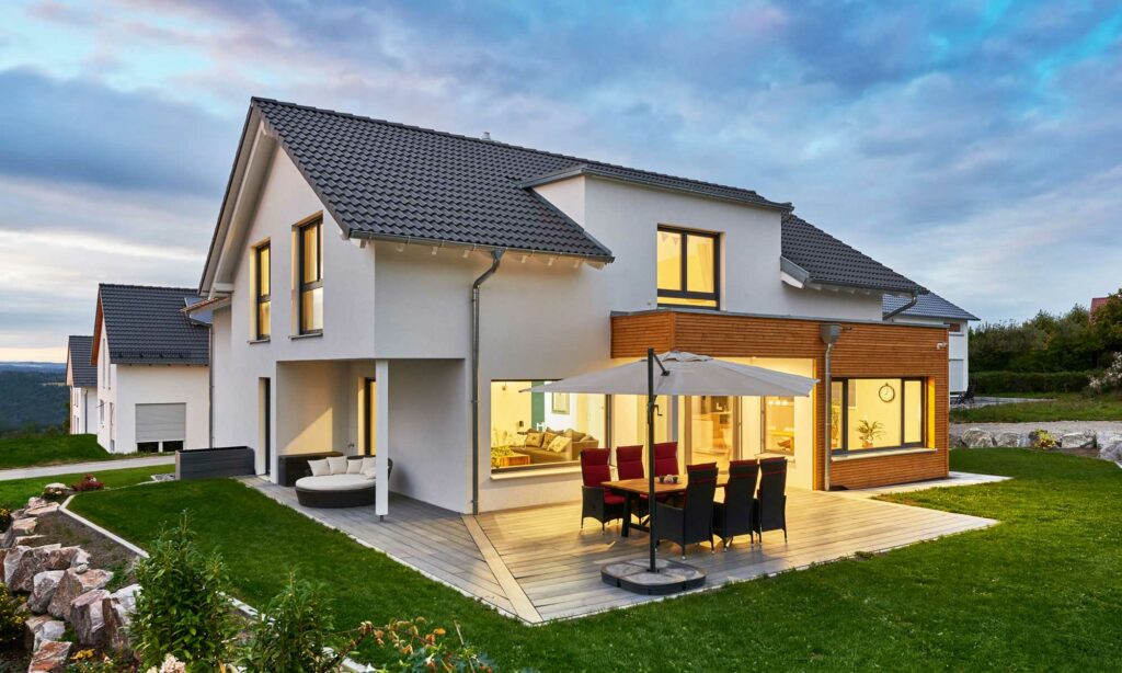 Terrasse und Garten Satteldach Haus Schumacher von Fertighaus WEISS