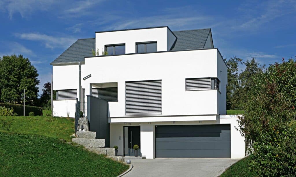 Einfahrt Haus Ziegler von Fertighaus WEISS