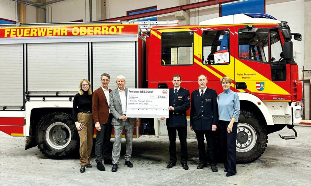 Spendenübergabe von Fertighaus WEISS an die Feuerwehr Oberrot