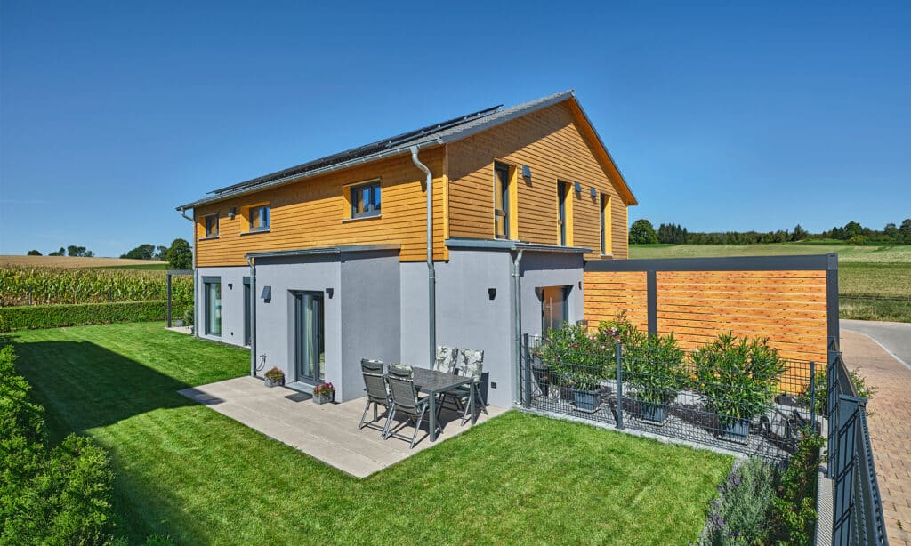 Warme Holzfassade trifft auf klare Putzflächen